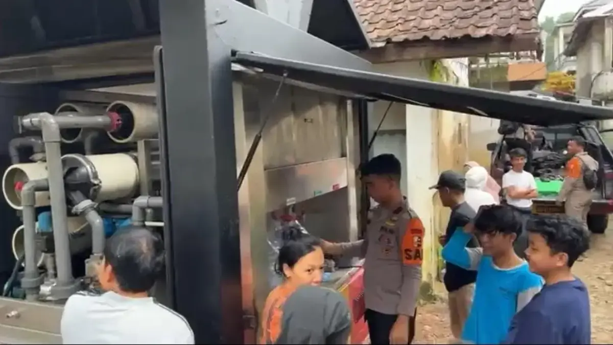 Polres Bogor saat menyediakan bantuan pengolahan air bersih untuk warga Babakan Madang. Foto: Polres Bogor
