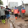 Bupati Bandung Dadang Supriatna saat meninjau bencana banjir akibat jebolnya tanggul Sungai Cisunggalah