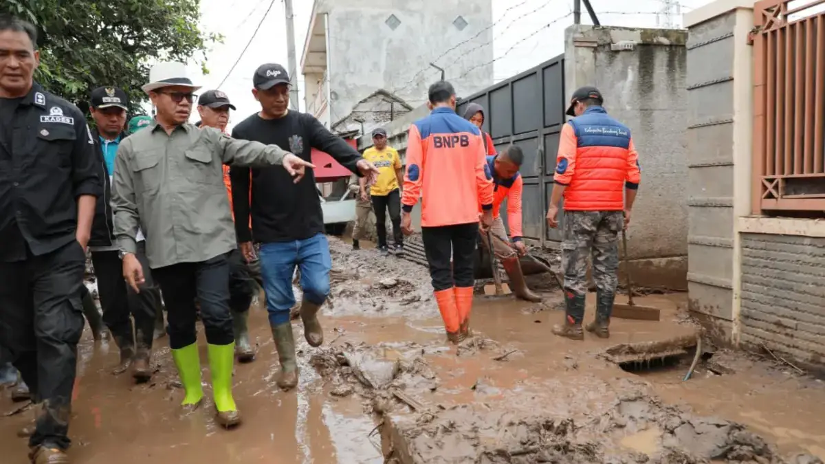 Bupati Bandung Dadang Supriatna saat meninjau bencana banjir akibat jebolnya tanggul Sungai Cisunggalah