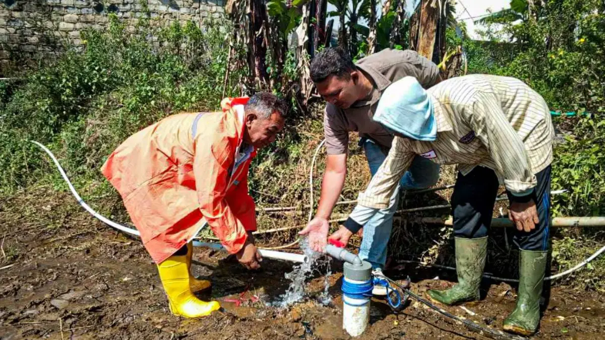 Kades Pasirlangu, Nur Awaludin saat meninjau sumur bor di Kampung Pasirkuning. Dok Jabar Ekspres/Suwitno