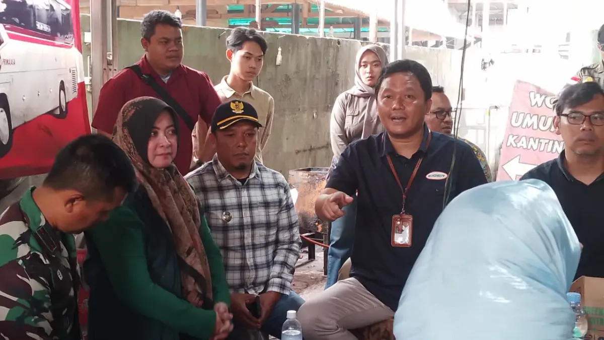 Komisi I DPRD Sumedang Sidak Aktivitas Bus di Bundaran ABC Jatinangor, Soroti Dugaan Pelanggaran Perda Ketua Komisi 1 DPRD Kabupaten Sumedang, Asep Kurnia saat lakukan Sidak ke Bundaran ABC, tepatnya di bahu JalaN