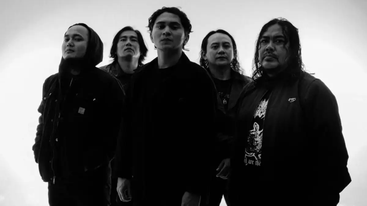 Para personel band Beside tengah berfoto untuk album terbaru