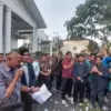 Mahasiswa yang tergabung dalam Aliansi BEM se-Bogor Raya menggelar aksi demonstrasi di Balai Kota Bogor