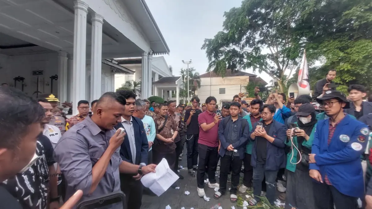 Mahasiswa Gugat Kebijakan, Pemkot Bogor Tanggapi Langsung di Teras Balai Kota Mahasiswa yang tergabung dalam Aliansi BEM se-Bogor Raya menggelar aksi demonstrasi di Balai Kota Bogor