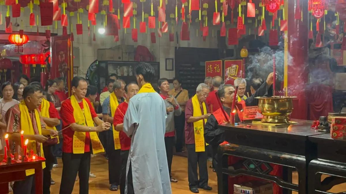 Umat Konghuchu Ciamis saat merayakan Imlek 2577 Kongzili, Seni (16/2/2026) malam. (Cecep Herdi/Jabar Ekspres)