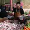 Pedagang ayam di Pasar Tradisional Ciamis, Selasa (17/2/2026). Kini harga ayam boiler naik dari Rp37 ribu