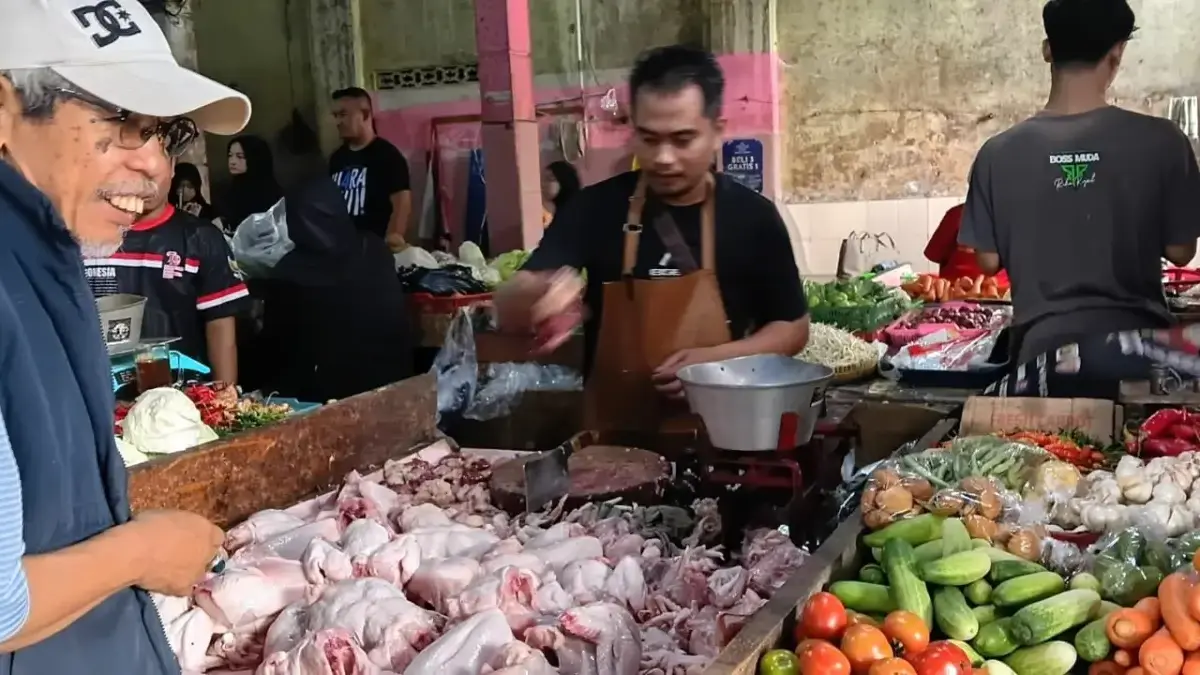 Harga Ayam di Pasar Manis Ciamis Tembus Rp48.000, Tersulut Tradisi Munggahan dan Imlek Pedagang ayam di Pasar Tradisional Ciamis, Selasa (17/2/2026). Kini harga ayam boiler naik dari Rp37 ribu