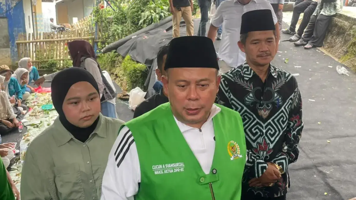 Wakil DPR RI, Cucun Ahmad Syamsurijal usai meninjau relokasi rumah terdampak di Arjasari, Kabupaten Bandung