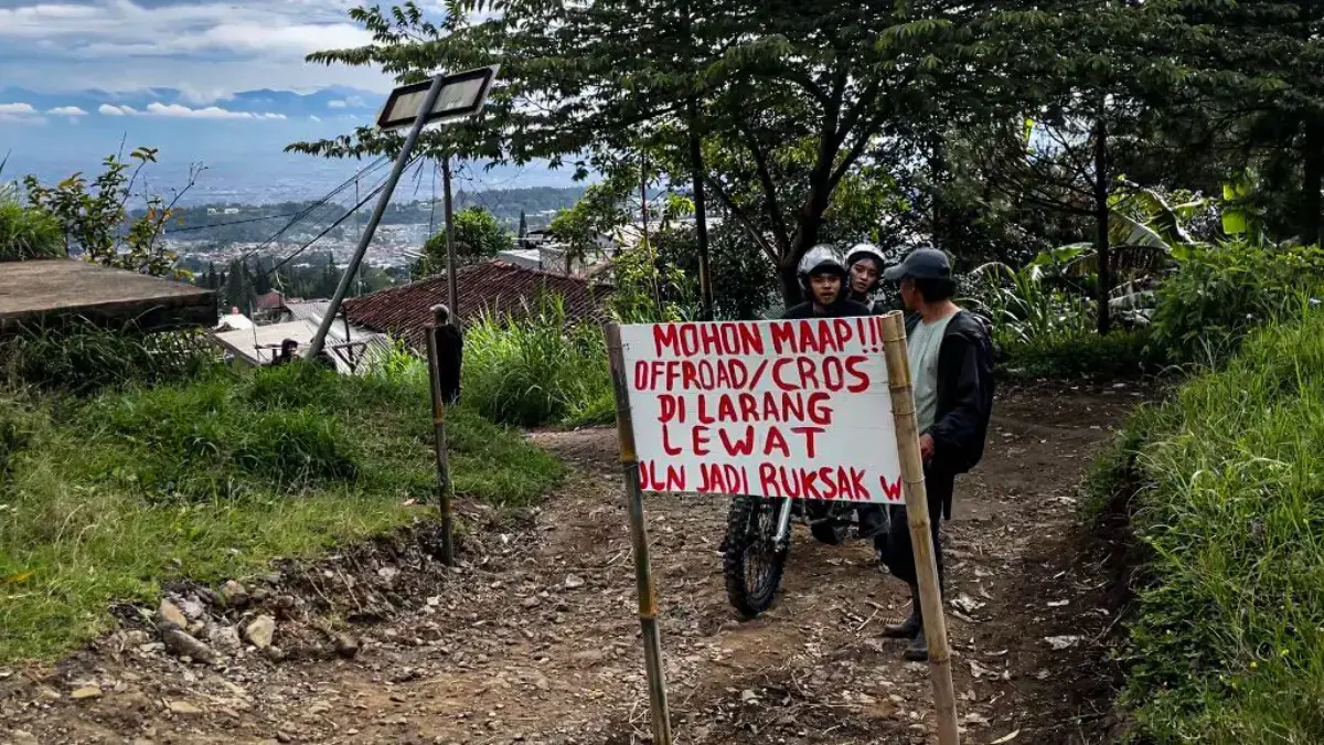Warga di RW 12, Desa Sukajaya, Kecamatan Lembang, Bandung Bara menutup akses jalur offroad liar