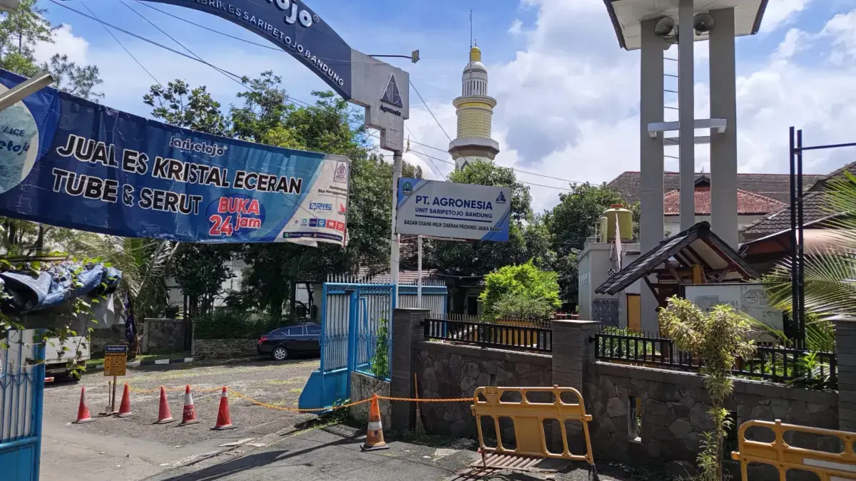 Pabrik ES Saripetojo Kota Bandung. Salah satu unit usaha BUMD Jawa Barat. (son)
