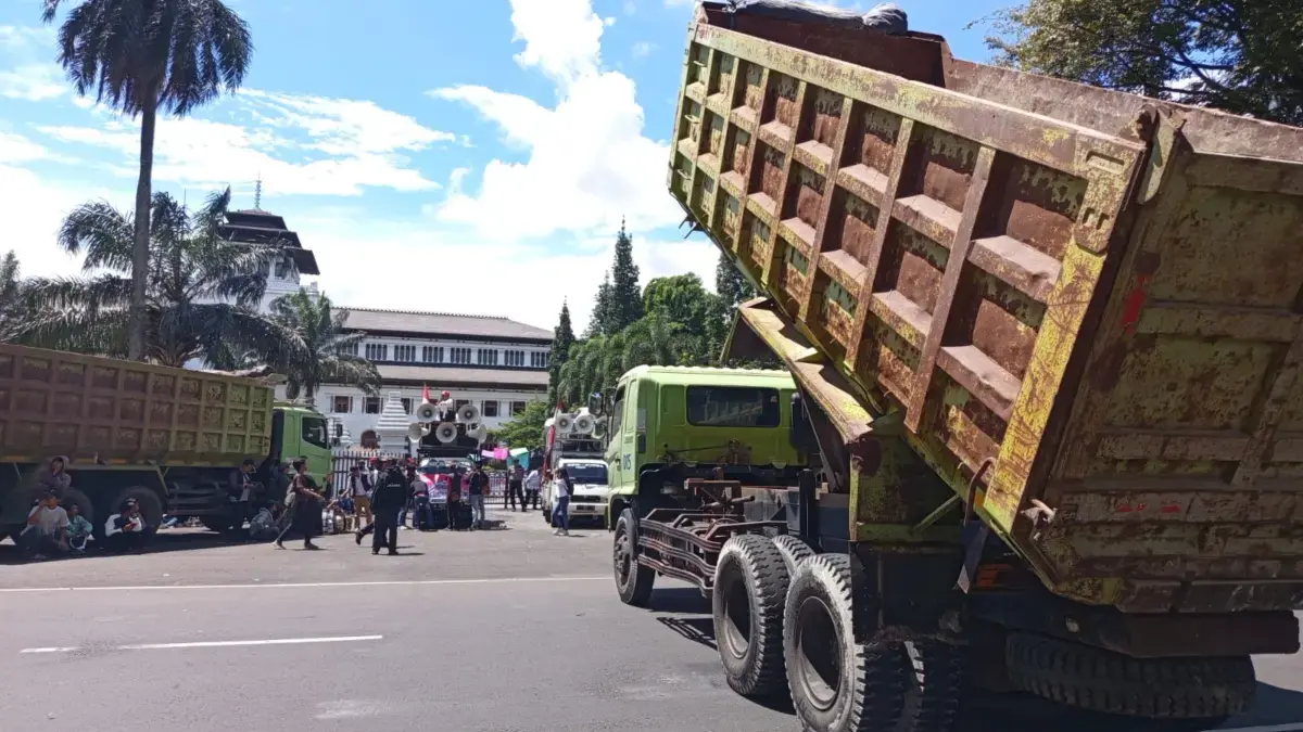 Sejumlah truk tambang saat demo di Gedung Sate beberapa waktu lalu