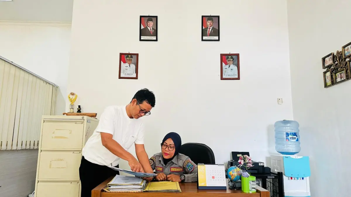 Realisasi Retribusi Parkir Banjar 2025 Capai 93,4 Persen, Dishub Luncurkan 'Rekeling' ke Juru Parkir Kasi Prasarana Dishub Kota Banjar, Deni Muplihin (kiri) menunjukkan capaian PAD Parkir tahun 2025
