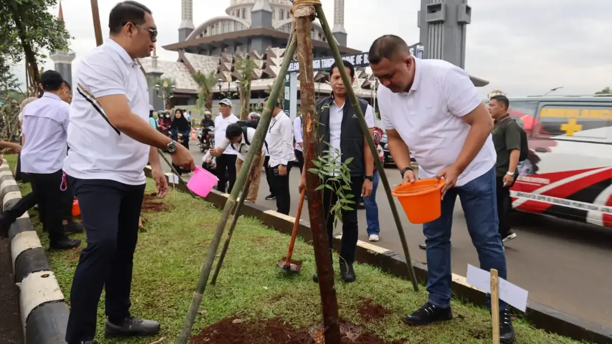 Usai Puting Beliung Terjang Gelora Pakansari, Bupati Bogor Pimpin Penanaman 1.000 Pohon Usai Puting Beliung Terjang Gelora Pakansari, Bupati Bogor Pimpin Penanaman 1.000 Pohon