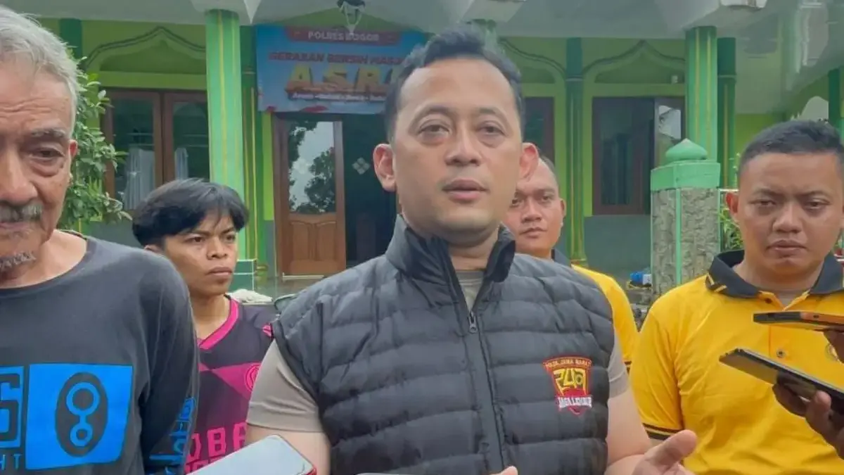 Polres Bogor Wujudkan Masjid ASRI, Tanam Pohon dan Pasang CCTV di 36 Masjid Kapolres Bogor AKBP Wikha Ardilestanto saat memberikan keterangan