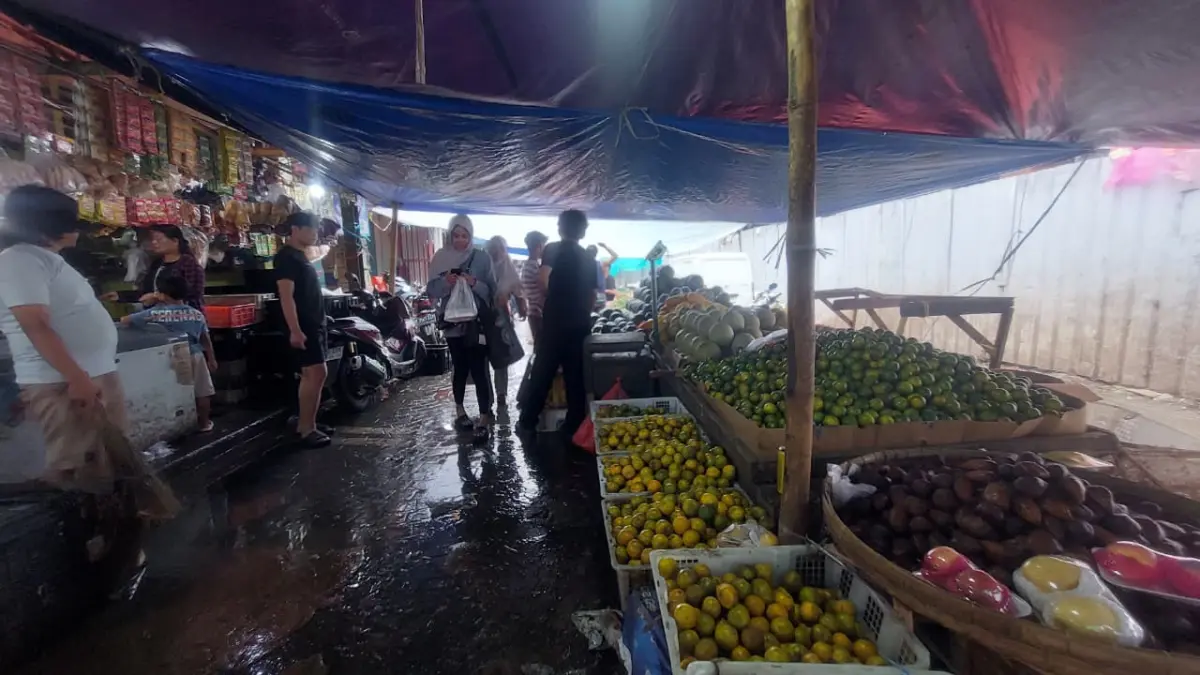 PKL Pasar Bogor Tetap Berjualan Meski Dilarang, Minta Keringanan Hingga Lebaran 2026 Sejumlah pedagang kaki lima (PKL) di kawasan sekitar Pasar Bogor, Kota Bogor kembali kedapatan berjualan