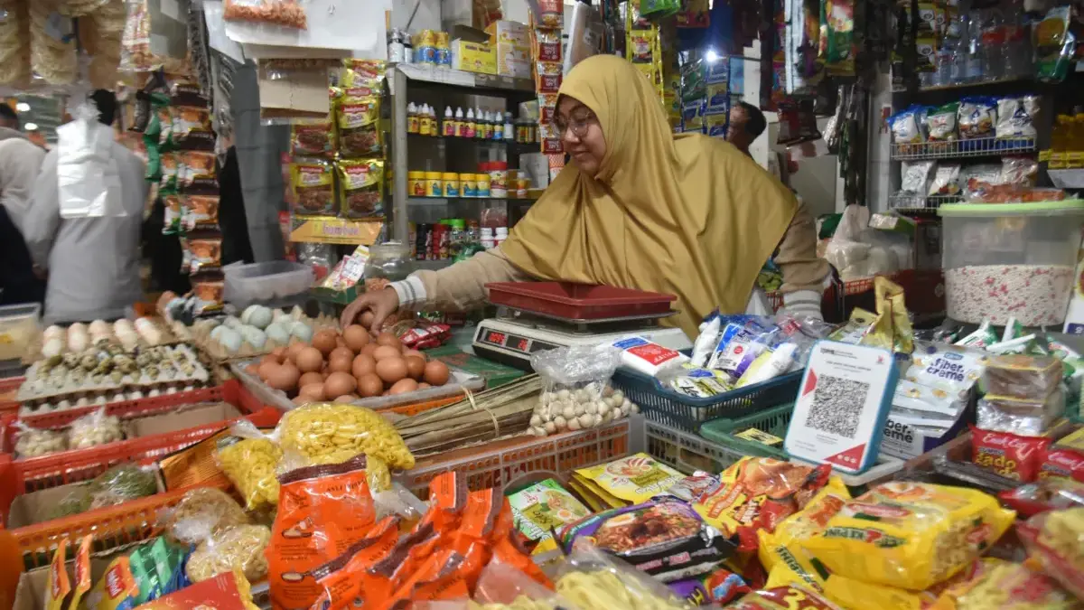 Jelang Lebaran, Bapanas Perketat Pengawasan Harga dan Distribusi Pangan Pedagang merapikan telur di Pasar Modern Batununggal, Kota Bandung, Rabu (11/2)