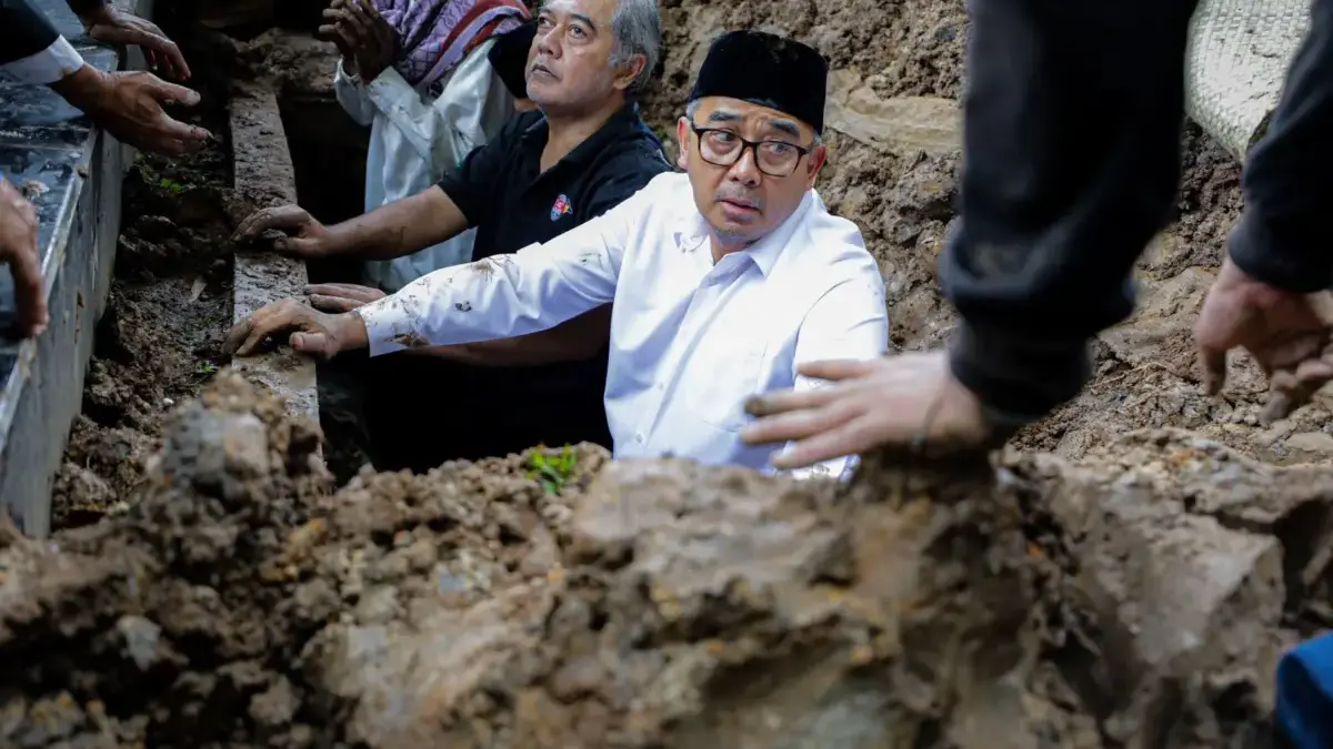 Almarhumah Dimakamkan di Bogor, Farhan: Kepergian Ibunda Jadi Pengingat Melanjutkan Nilai Kebaikan Suasana duka dalam prosesi pemakaman Ibu dari Wali Kota Bandung, Muhammad Farhan. (Dok. Pemkot Bandung)