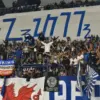 Suporter Viking Persib Club memberikan dukungan untuk Persib Bandung di Stadion Gelora Bandung Lautan Api