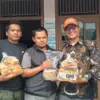 BUKTI: Komoditi roti yang diduga kadaluwarsa dan buah busuk pada paket MBG untuk balita serta ibu menyusui