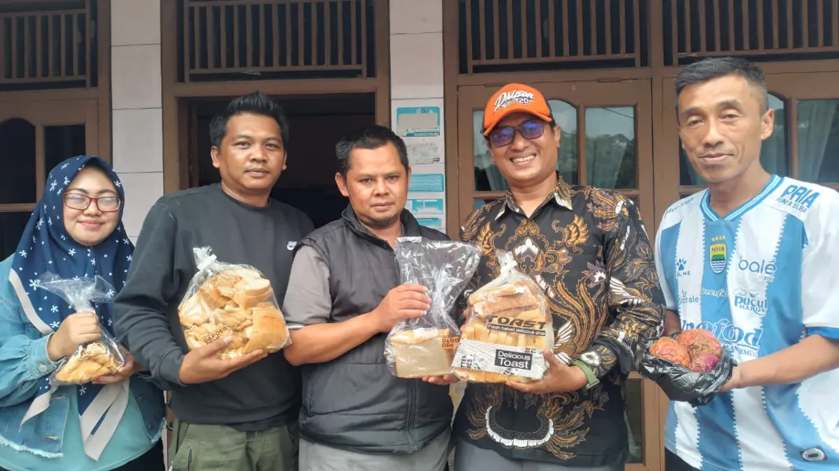 BUKTI: Komoditi roti yang diduga kadaluwarsa dan buah busuk pada paket MBG untuk balita serta ibu menyusui
