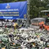 Petugas mengoperasikan alat berat untuk memusnahkan minuman keras di Polda Jabar, Kota Bandung Rabu (18/2). Po