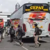 Ilustrasi: Sejumlah pemudik berjalan di samping bus untuk menuju kampung halaman. Foto: Dimas Rachmatsyah / Ja