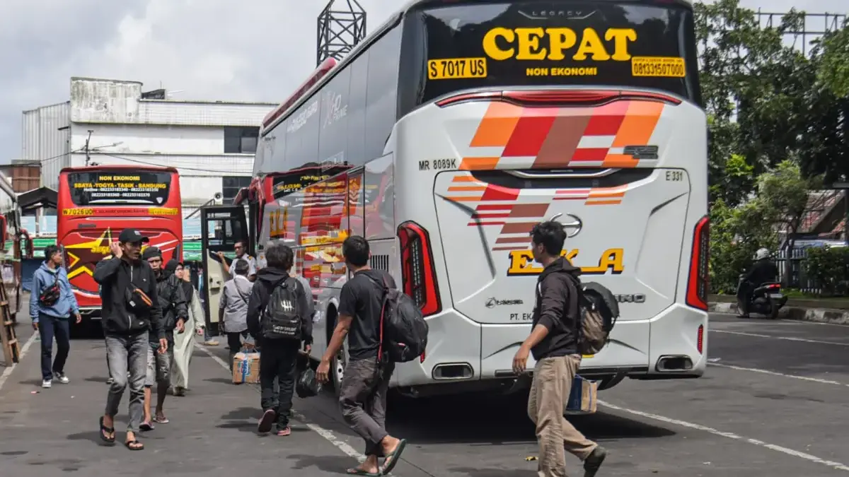 Ini Jadwal dan Rute Mudik Gratis Cimahi 2026, Catat Tanggalnya! Ilustrasi: Sejumlah pemudik berjalan di samping bus untuk menuju kampung halaman. Foto: Dimas Rachmatsyah / Ja
