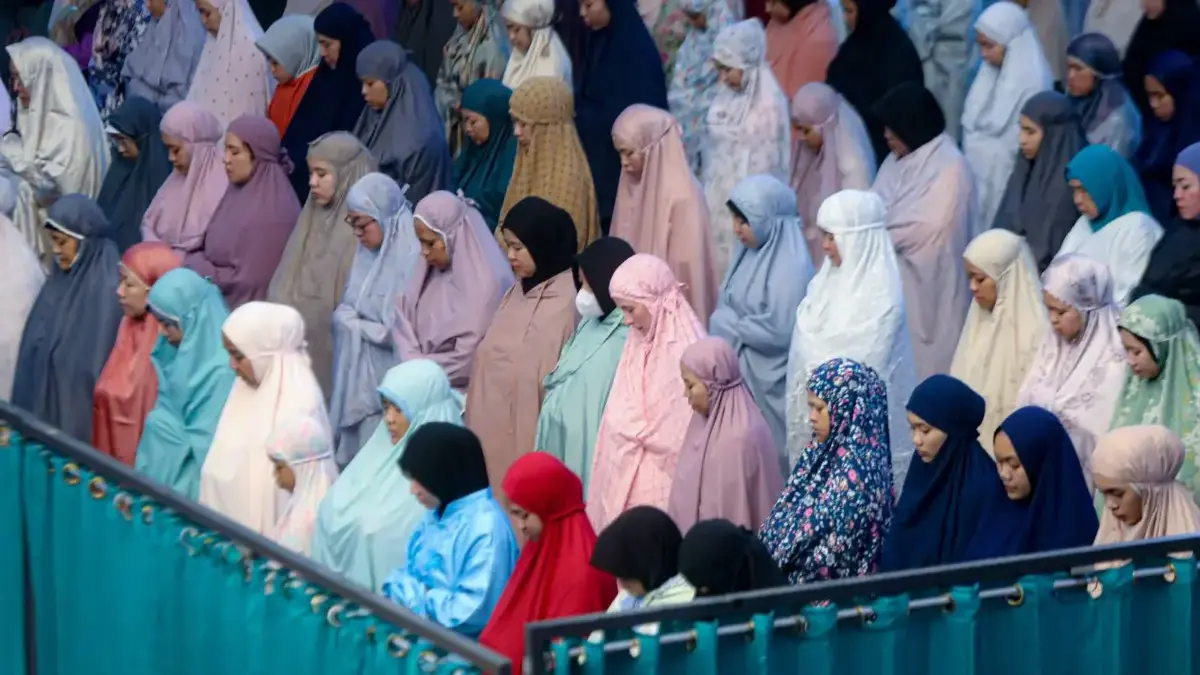 Pelaksanaan tarawih perdana Ramadan 1447 H di Masjid Al Ukhuwah Kota Bandung. Jamaah dari berbagai kalangan be