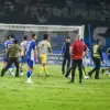 Bobotoh memasuki lapangan pertandingan usai laga Persib Bandung melawan Ratchaburi FC pada laga 16 besar AFC