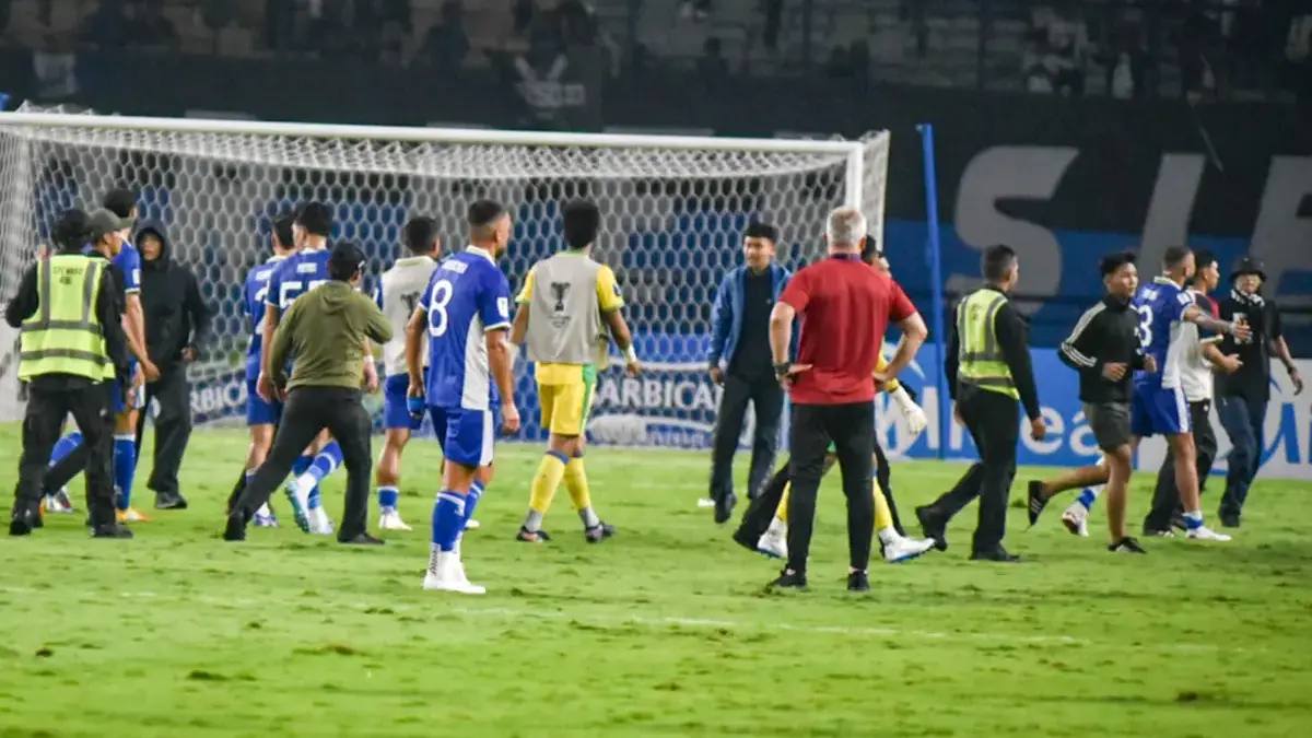 Bobotoh memasuki lapangan pertandingan usai laga Persib Bandung melawan Ratchaburi FC pada laga 16 besar AFC