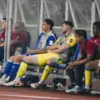 Penjaga gawang Persib Bandung Adam Pryzbek duduk di bangku cadangan pada laga melawan Ratchaburi FC pada laga