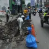 Sejumlah pekerja menyelesaikan proyek galian ducting di Jalan Gatot Subroto, Kota Bandung, Kamis (19/2). Foto:
