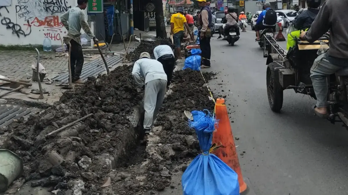 Sejumlah pekerja menyelesaikan proyek galian ducting di Jalan Gatot Subroto, Kota Bandung, Kamis (19/2). Foto: