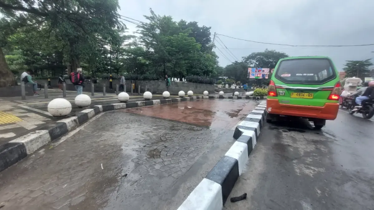Area lay bay atau celukan yang berada di depan Alun-alun Kota Bogor, tepatnya di Jalan Kapten Muslihat, Kecama
