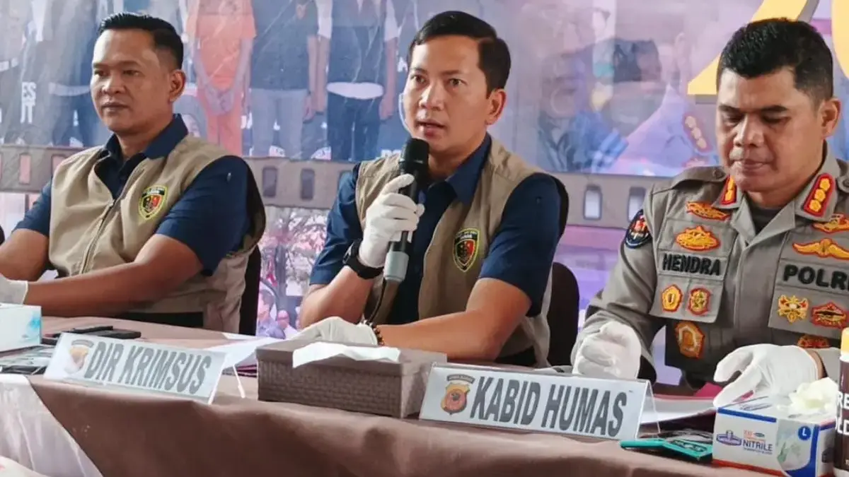Dok. Dirkrimsus Polda Jabar Kombes Pol Wirdhanto Hadicaksono (tengah)