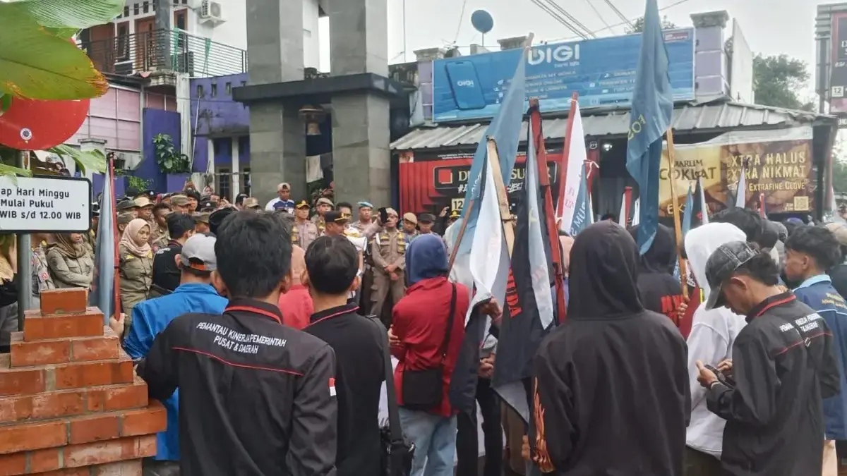 LSM Pemuda dan Mahasiswa Gelar Demo di Lembur Pakuan, Sejumlah Orang Diduga Simpatisan KDM Hadang Massa Aksi LSM Pemuda dan Mahasiswa Gelar Demo di Lembur Pakuan, Sejumlah Orang Diduga Simpatisan KDM Hadang Massa Aksi