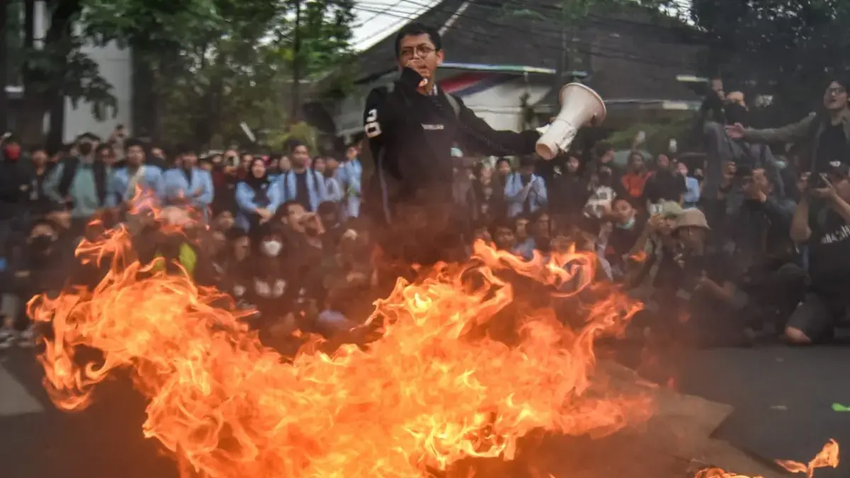 Jelang Vonis, LBH Bandung Soroti Pembuktian Unsur Delik Perkara Adit dan Naufal Ilustrasi: Mahasiswa orasi saat demonstrasi Agustus lalu. Foto: Dimas Rachmatsyah / Jabar Ekspres