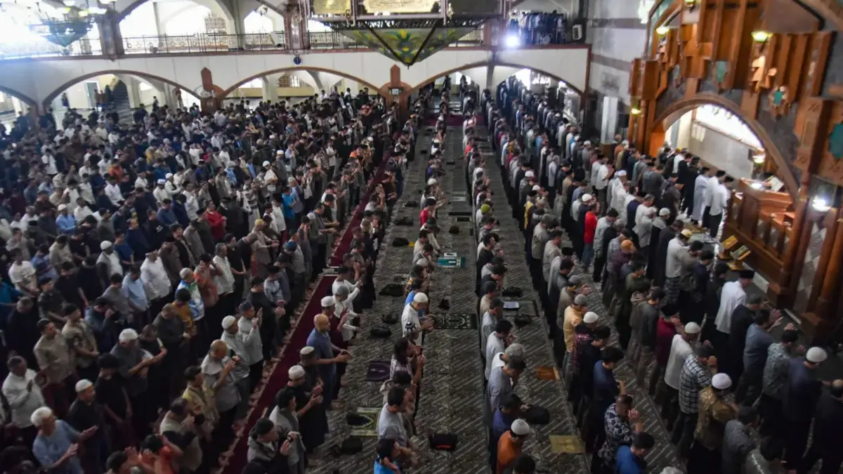 Umat muslim melaksanakan Salat Jumat pertama pada bulan Ramadan di Masjid Pusat Studi Dakwah Islam (Pusdai)