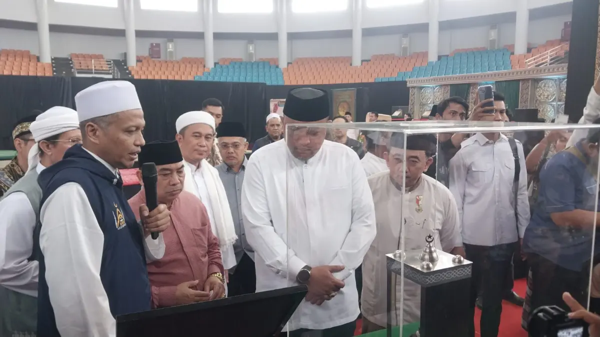Kabupaten Bogor Nikmati Berkah Ramadan Lewat Pameran Artefak dan Masjid Baru Bupati Bogor Rudy Susmanto saat melihat salah satu artefak yakni batu sijjil di Laga Satria