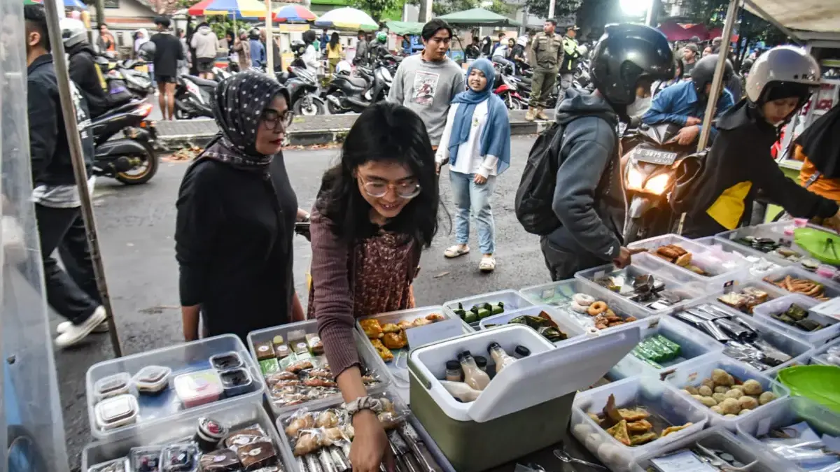 Calon pembeli memilih makanan takjil untuk berbuka puasa di sekitar area luar Masjid Pusdai, Kota Bandung