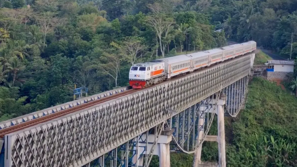 KAI Siapkan Antisipasi Lonjakan Arus Balik, Puncak Diprediksi 24 Maret Kereta api saat melintas di atas jembatan Cirahong di perbataran Tasik-Ciamis, Minggu (22/2/2026)