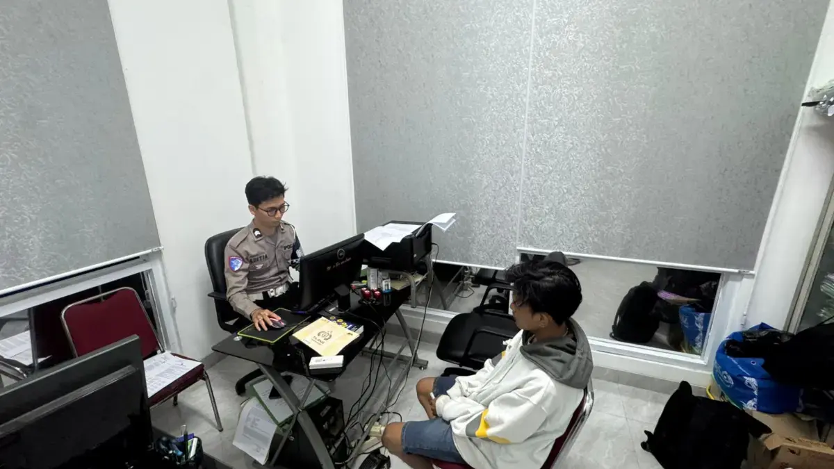 Satlantas Polres Bogor saat melakukan pemeriksaan terhadap AF. Foto: Polres Bogor