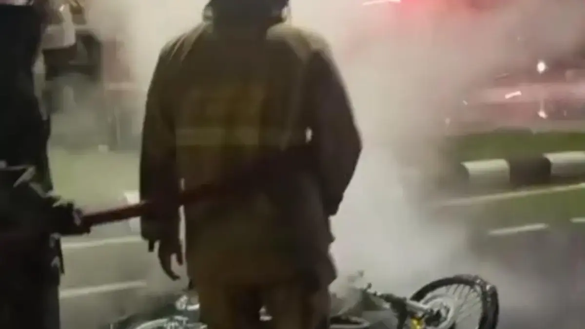 Petugas Dinas Pemadam Kebakaran dan Penyelamatan Kabupaten Bogor saat melakukan penanganan motor yang terbakar