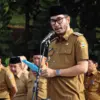 Bupati Bandung Barat, Jeje Ritchie Ismail saat memimpin apel di Lapang Mekarsari Ngamprah. Senin (23/2). Dok J