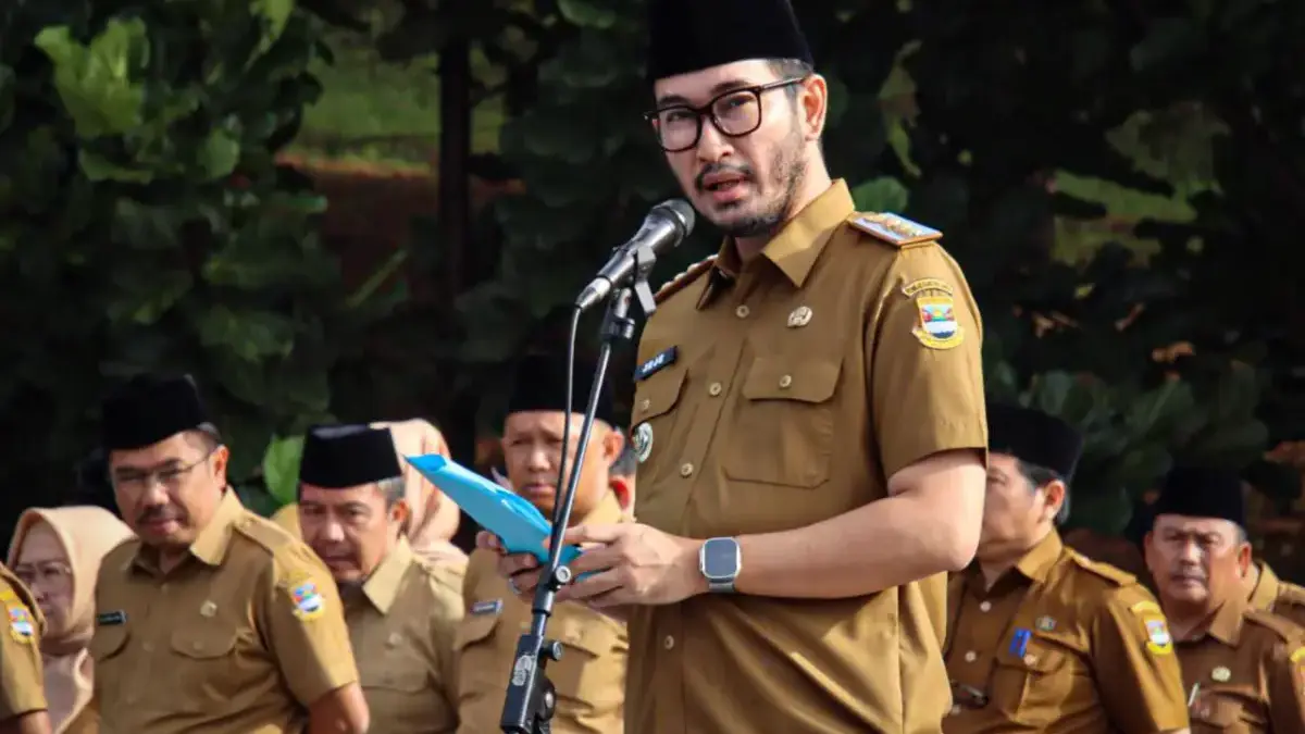 Bupati Bandung Barat, Jeje Ritchie Ismail saat memimpin apel di Lapang Mekarsari Ngamprah. Senin (23/2). Dok J