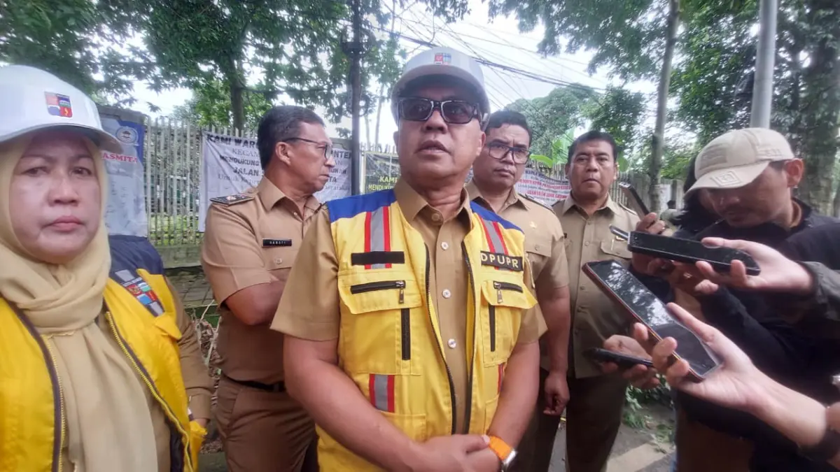 Cut and Fill Jalan Pengganti Saleh Danasasmita Bogor Dimulai, Lima Pohon Dipangkas dan Kabel Utilitas Ditata! Sekretaris Daerah Kota Bogor, Denny Mulyadi, saat melakukan proses pembersihan dan pematangan lahan (cut and f