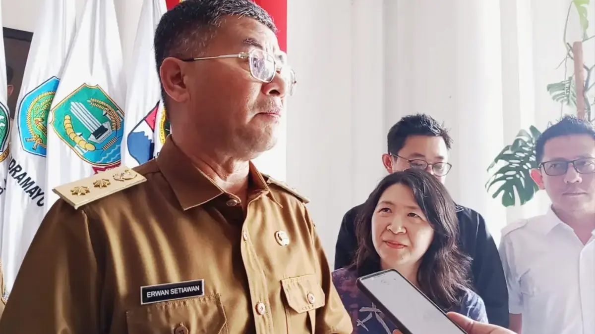 Investor Tawarkan Teknologi Pilah Sampah Berbasis AI ke Pemprov Jabar Wagub Jabar Erwan Setiawan (kiri) selepas menerima investor. (son)