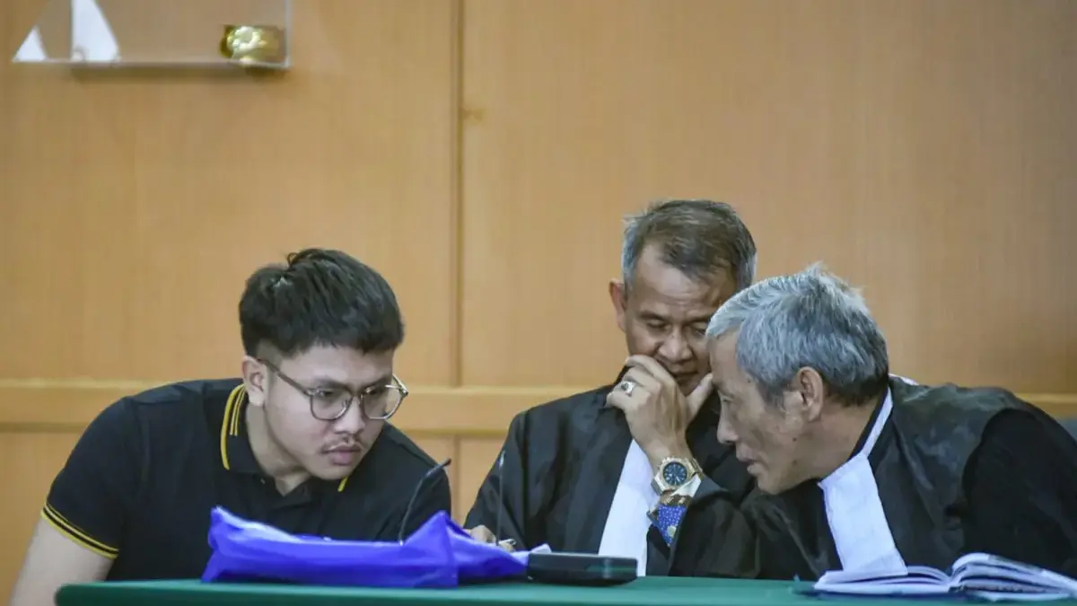 Terdakwa kasus dugaan ujaran kebencian Muhammad Adimas Firdaus Putra Nasihan alias Resbob berbicara dengan pen