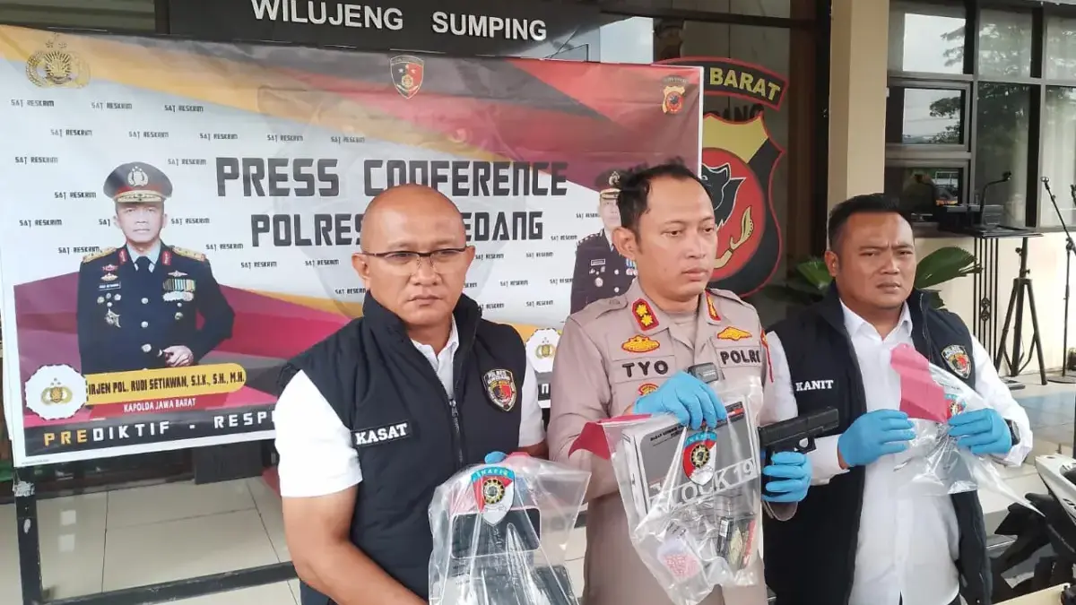 Pembunuhan Sadis Gegerkan Sumedang, Pelaku Kabur Bawa Mobil Korban Kapolres Sumedang, AKBP Sandityo Mahardika saat menunjukkan barang bukti pelaku pembunuhan