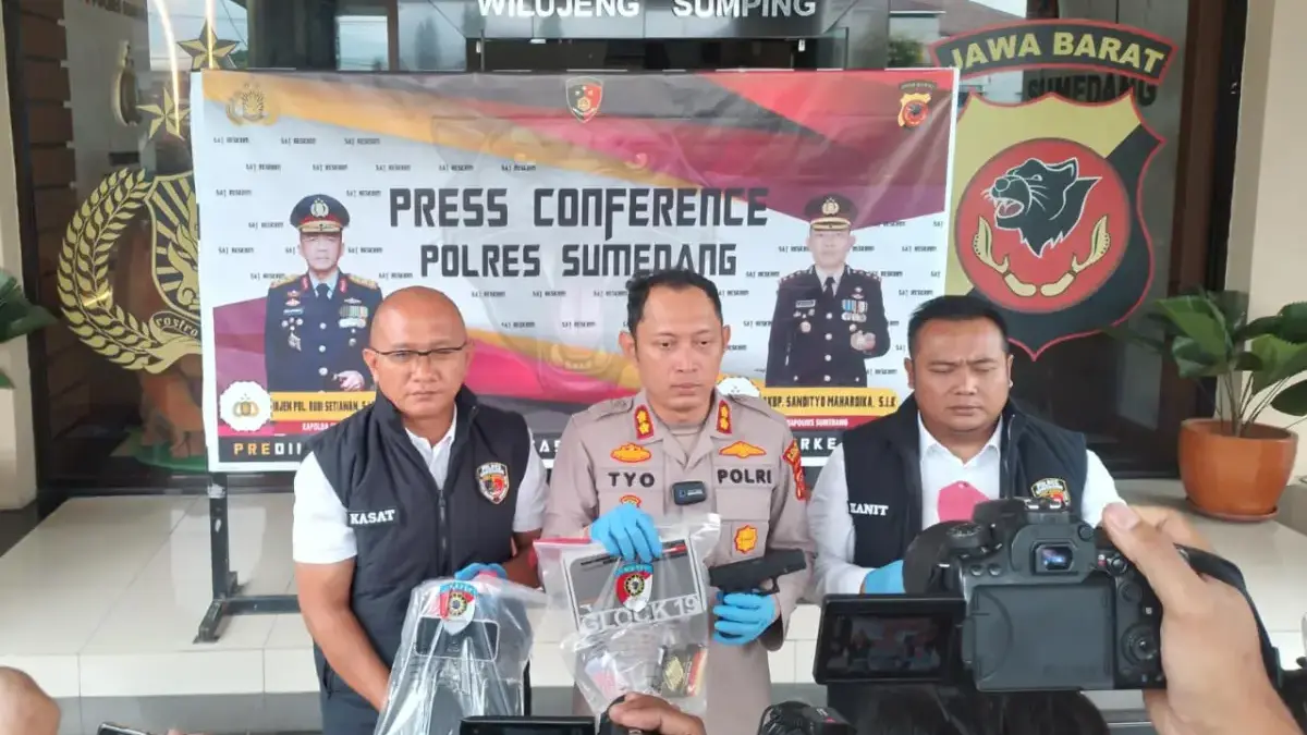Kapolres Sumedang, AKBP Sandityo Mahardika (tengah) saat menunjukkan barang bukti pelaku pembuhunan